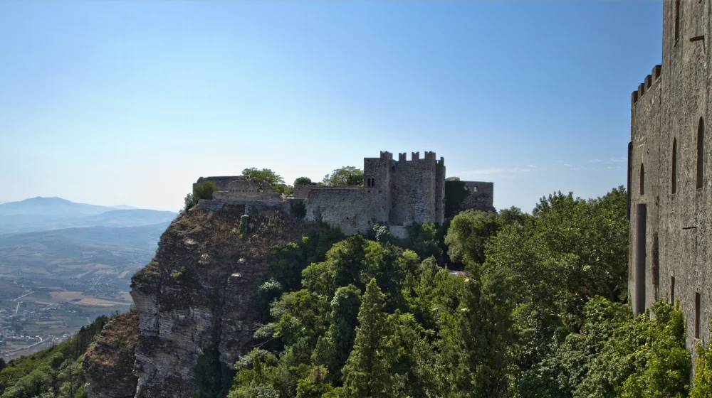 Castello di Venere au bord de la falaise à Erice, vue plongeante sur la vallée et la mer de Trapani, Sicile