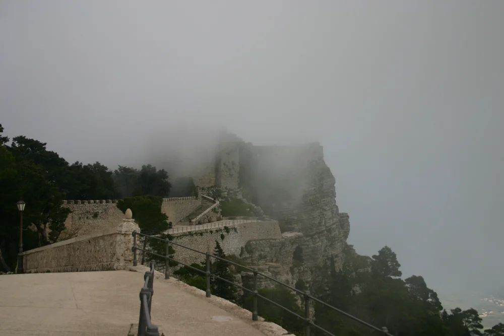 Castello di Venere d'Erice enveloppé dans le brouillard, silhouette de la forteresse normande dans les nuages, Sicile