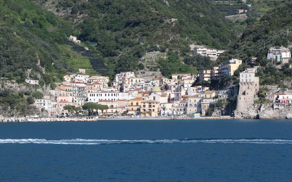Village de Cetara vu depuis la mer, port de pêche actif sur la côte amalfitaine, Campanie