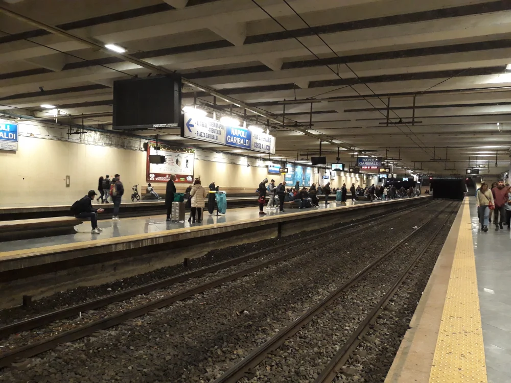 Quai de la gare Circumvesuviana à Napoli Garibaldi, Campanie