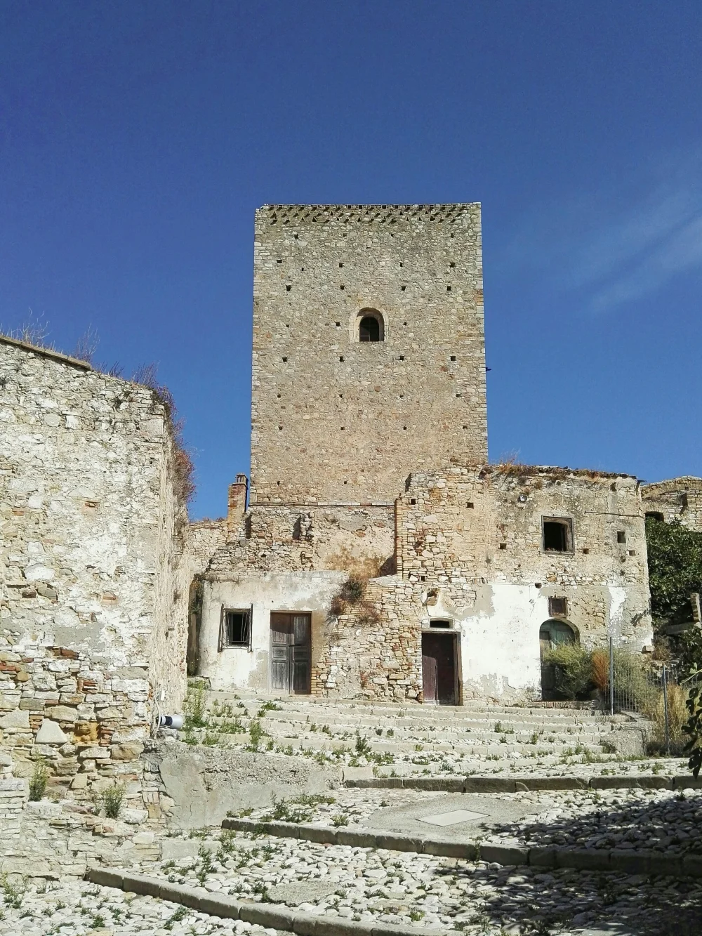 Tour normande de Craco couronnant les ruines du village, Basilicate
