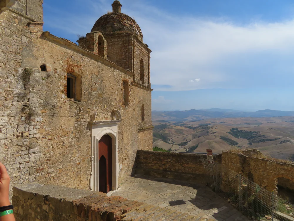 Intérieur abandonné de Craco, ruines et lumière naturelle, Basilicate