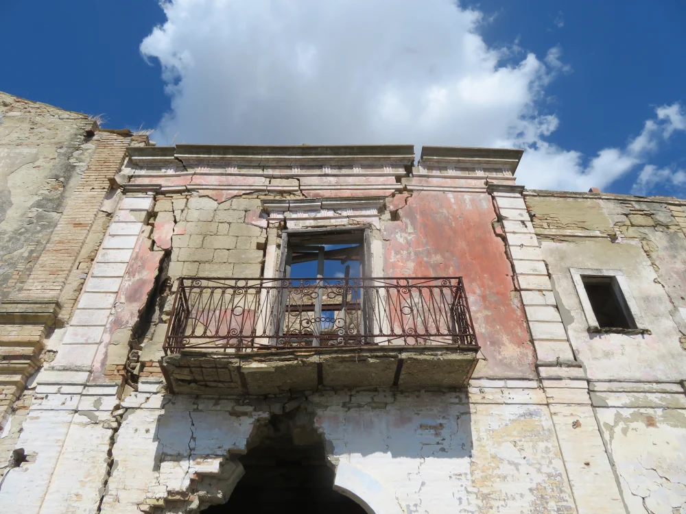 Bâtiment abandonné de Craco avec débris au sol et façade effondrée, ville fantôme de Basilicate