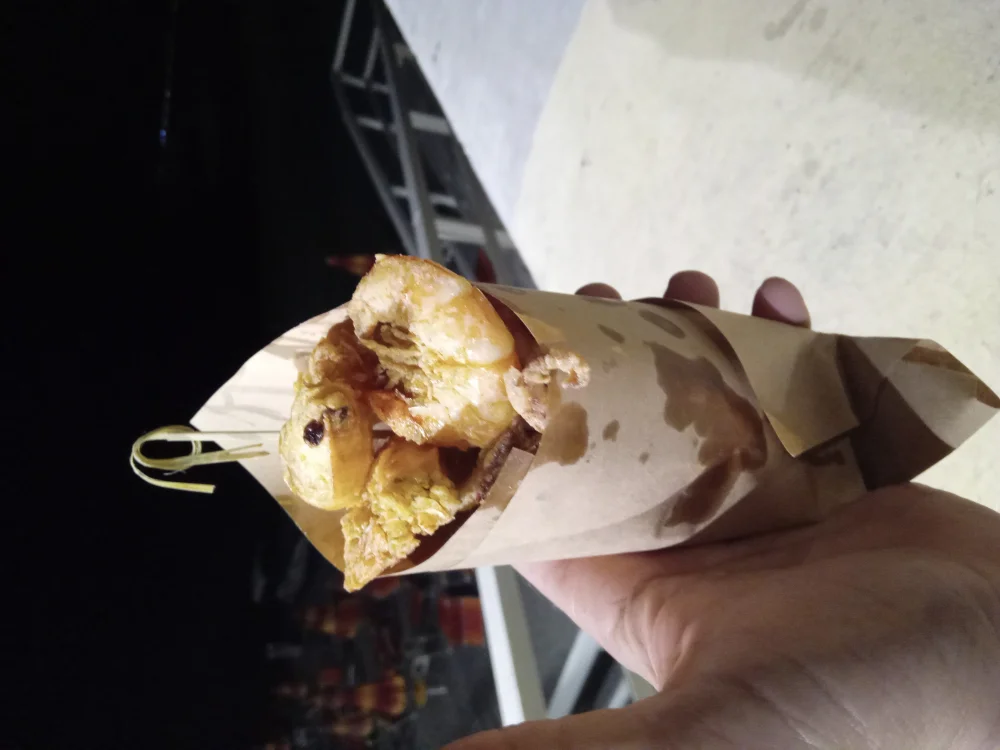 Cuoppo napolitain, cornet de frittura di paranza, rougets anchois et calamars frits, street food Naples