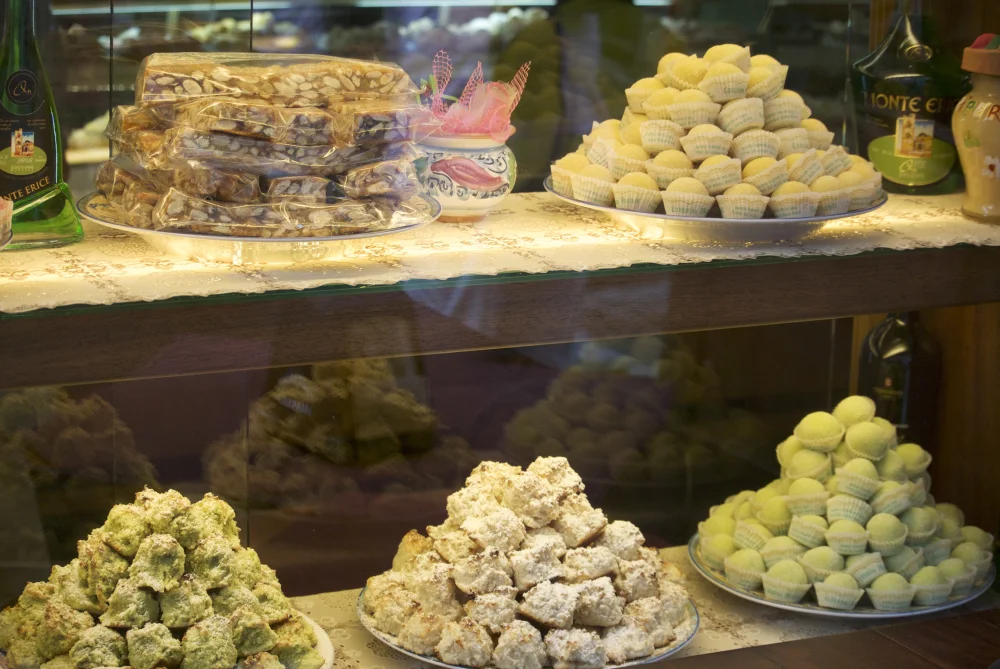 Pâtisseries à la pâte d'amande et Genovesi, spécialités artisanales de la Pasticceria Maria Grammatico à Erice, Sicile