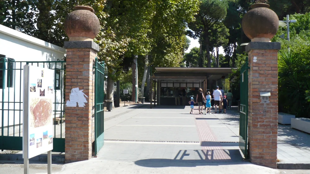 Entrée du parc archéologique de Pompéi avec tourniquets et files de visiteurs, Campanie