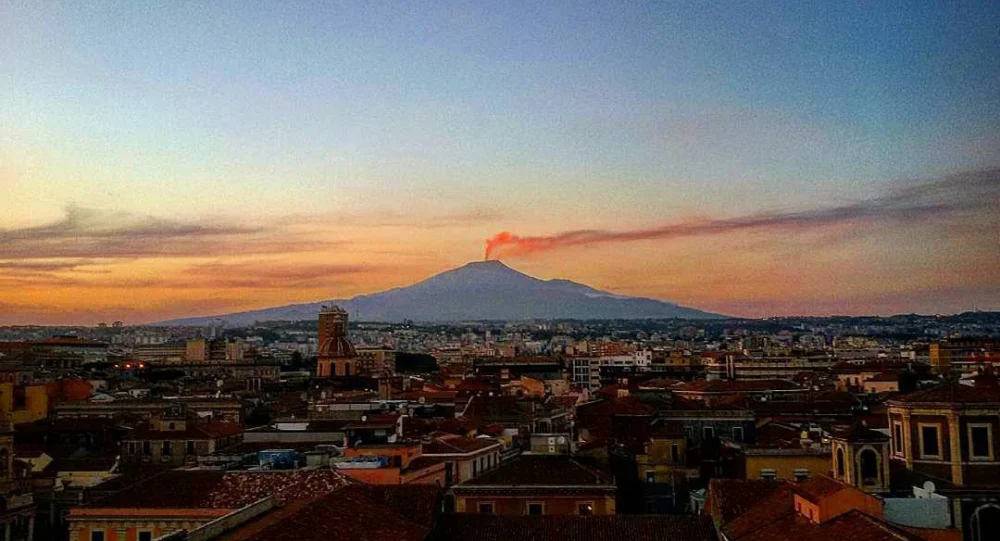 Etna au coucher du soleil vu depuis la Badia di Sant'Agata, cône volcanique et ciel rosé, Sicile orientale