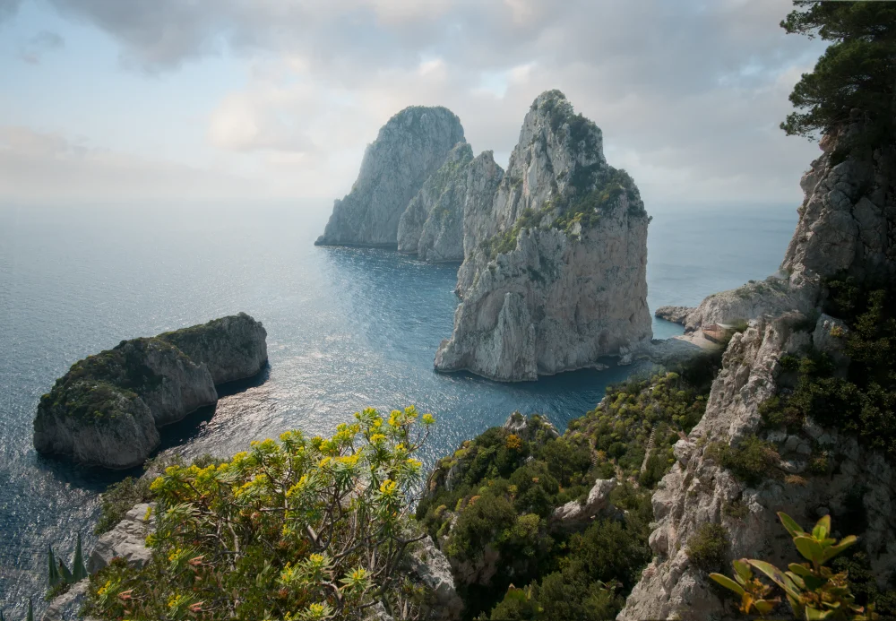 Les Faraglioni de Capri vus depuis la mer, roches dolomitiques percées d'une arche naturelle de 60 mètres