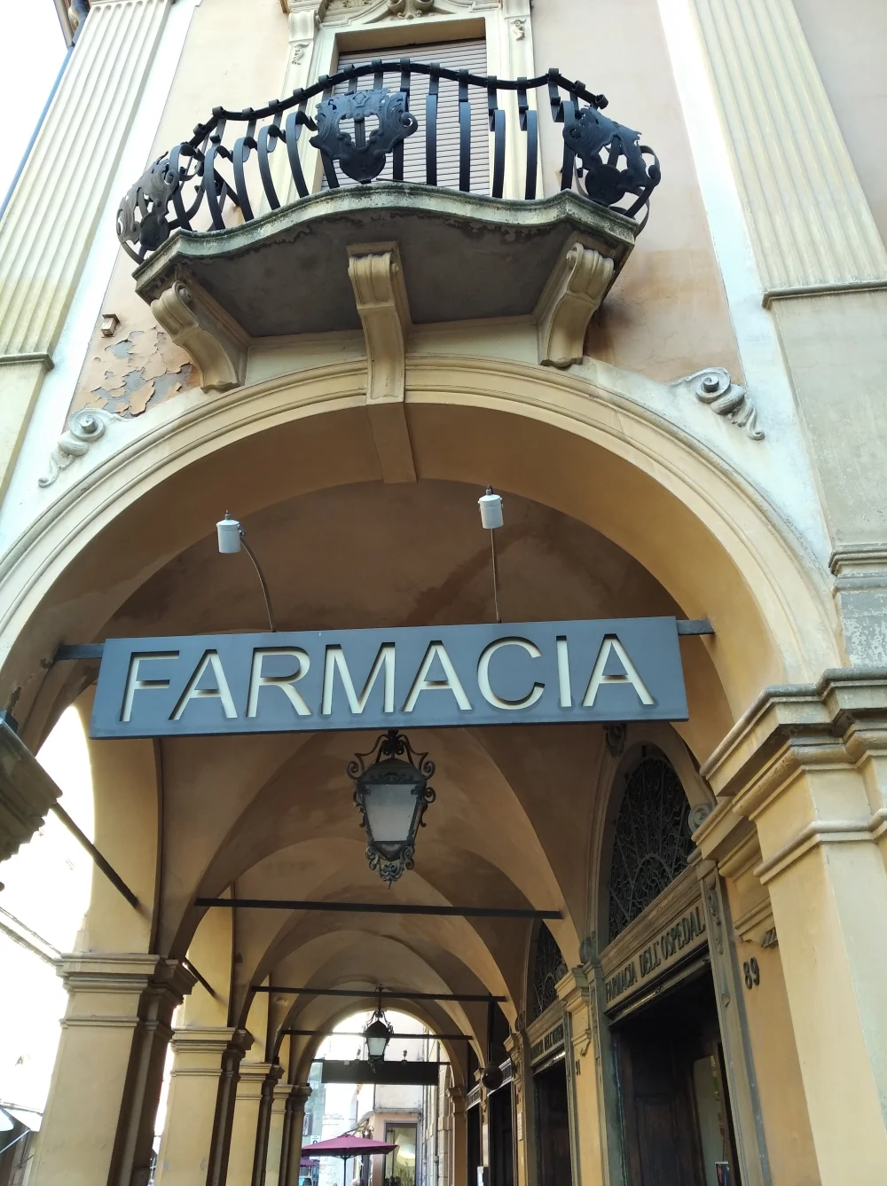 Pharmacie italienne avec croix verte lumineuse, Farmacia, Italie du Sud