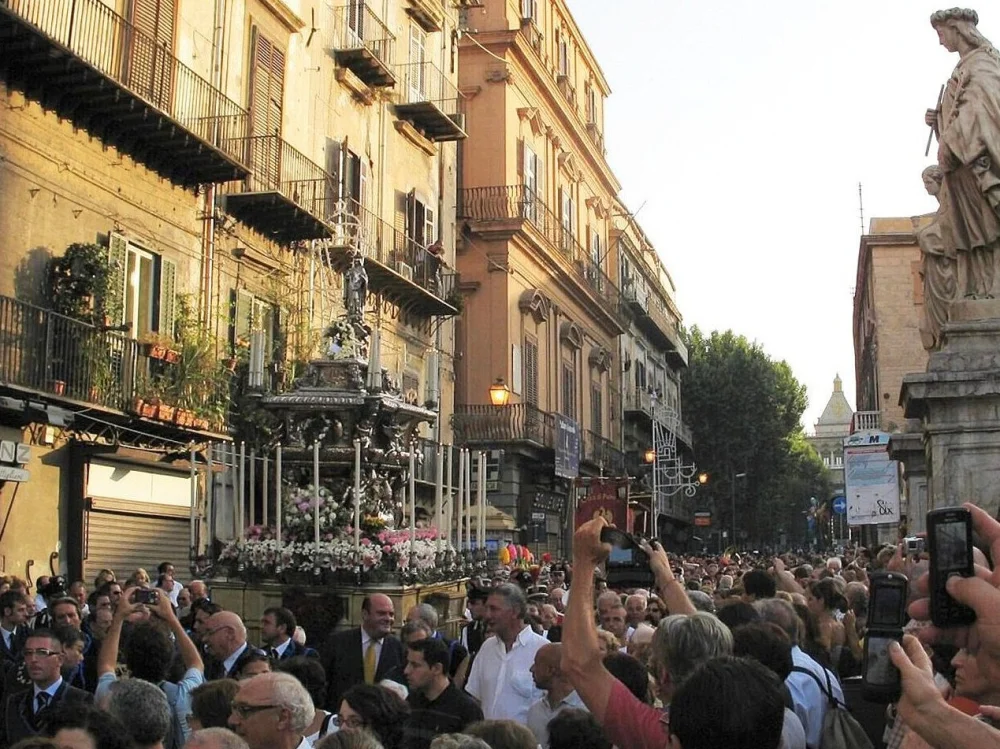Procession du 15 juillet avec l'urne en argent de Santa Rosalia portée en cortège, Palerme