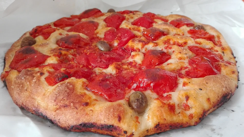 Focaccia barese maison avec tomates cerises et olives noires, spécialité des Pouilles, Italie