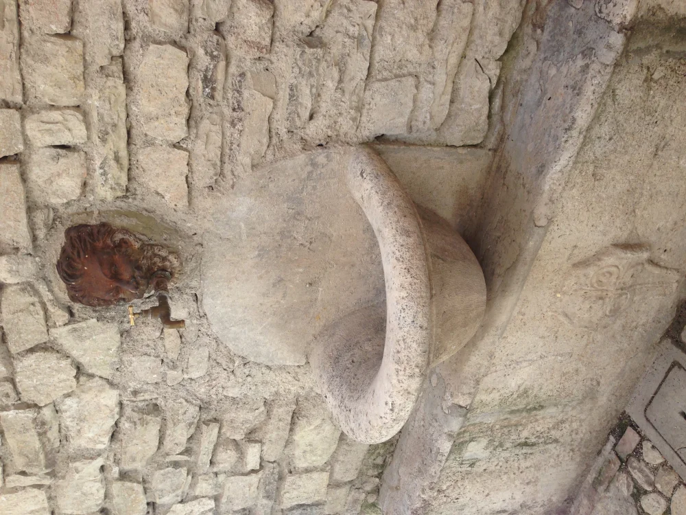 Fontanella d'eau potable en fonte dans une rue italienne, plaque acqua potabile, robinet à remplissage libre
