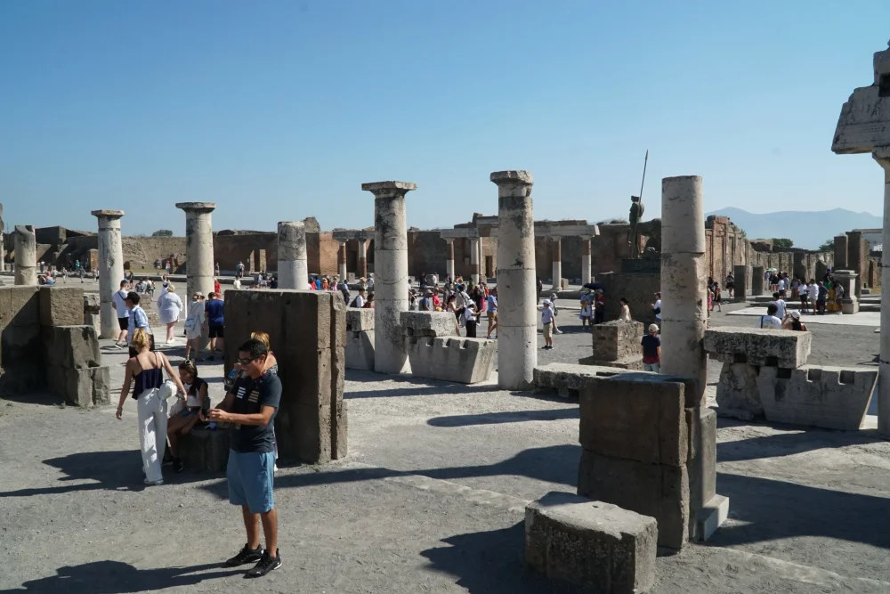 Colonnes du Forum de Pompéi avec le Vésuve en arrière-plan, Campanie