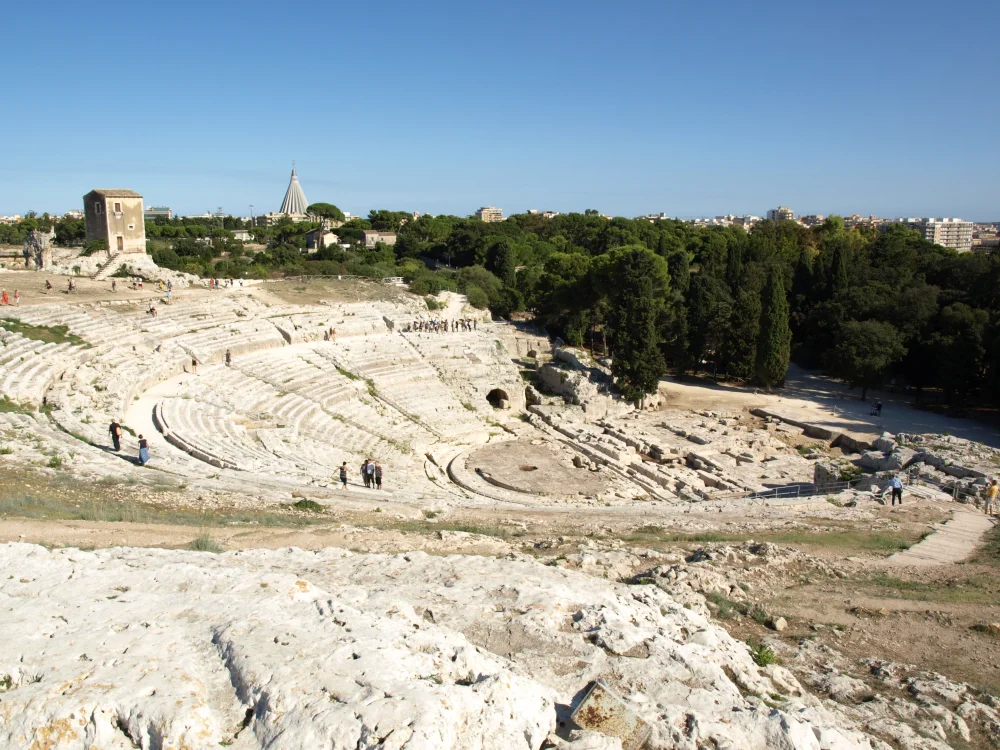 Théâtre grec de Syracuse, gradins taillés dans la roche blanche calcaire, site archéologique de Néapolis, Sicile