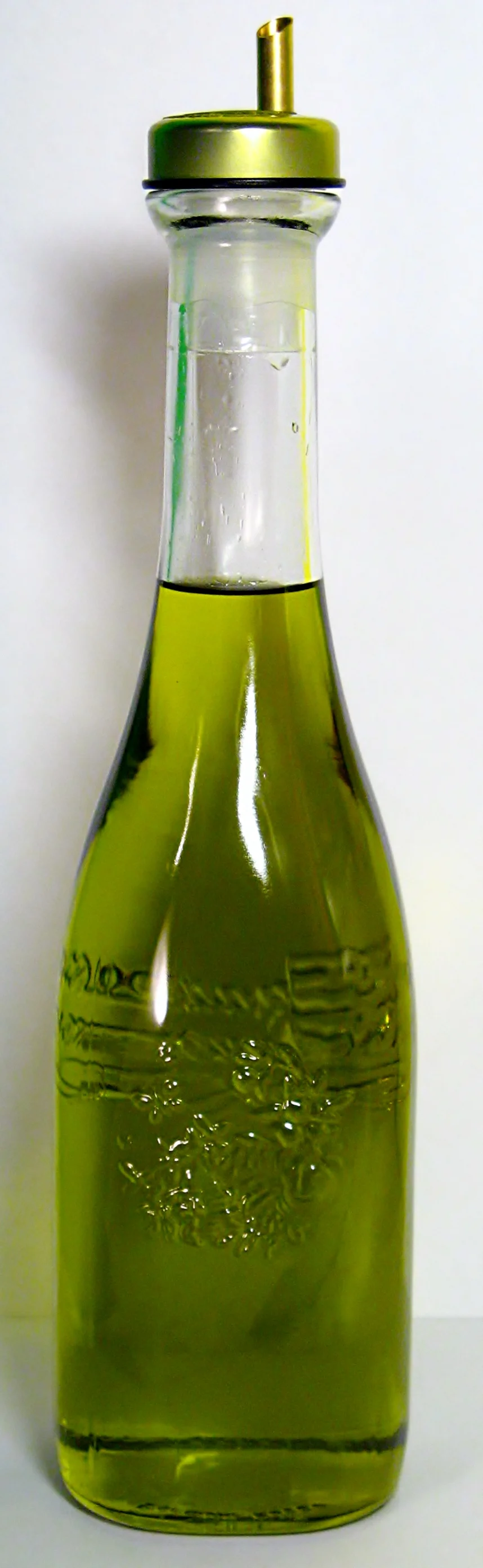 Bidons métalliques et bouteilles d'huile d'olive extra vierge artisanale dans une masseria des Pouilles, Italie du Sud