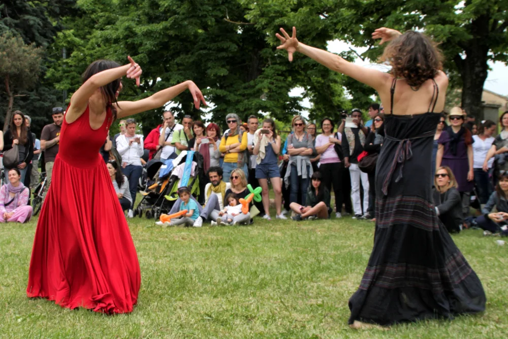 Danseurs de pizzica au son du tamburello, danse traditionnelle du Salento, Pouilles