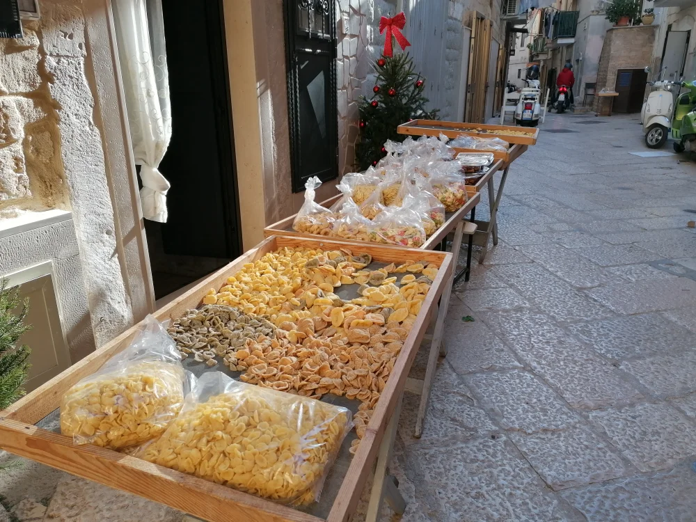 Femme de Bari façonnant des orecchiette fraîches à la main dans la ruelle Arco Basso, Bari Vecchia, Pouilles