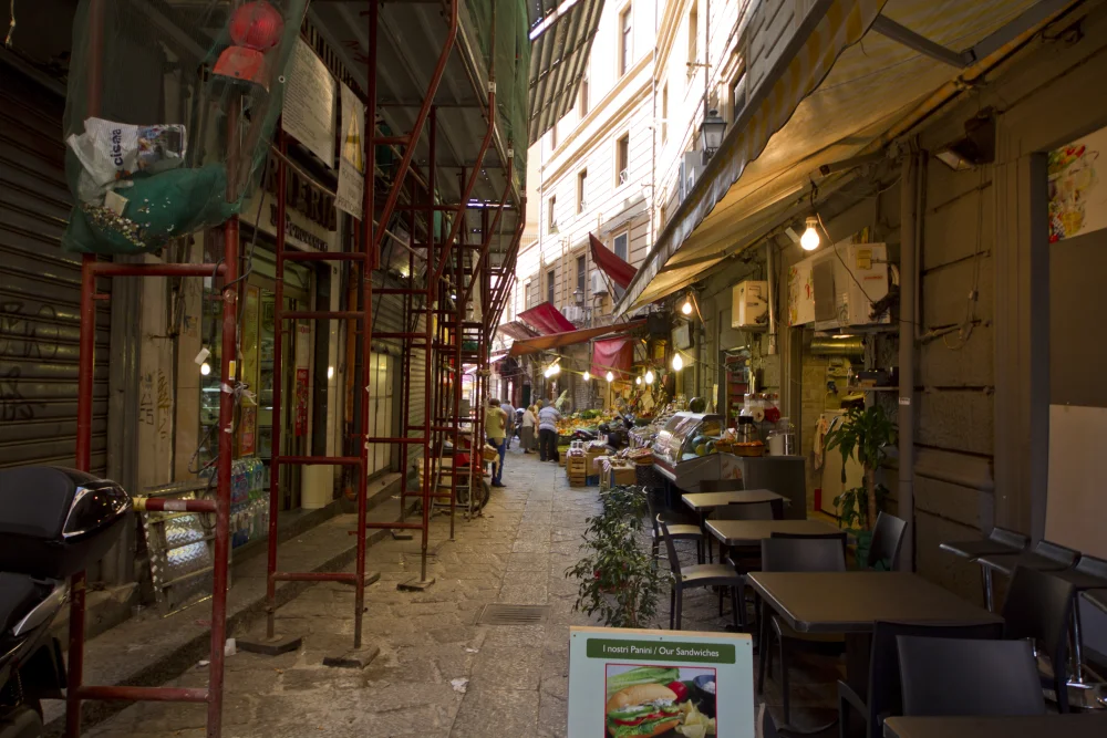 Ruelles animées de la Vucciria la nuit, Palerme, Sicile