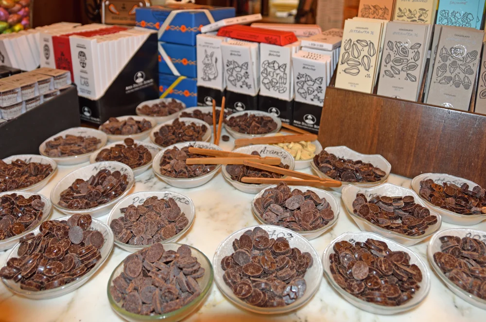 Tablettes de chocolat de Modica à texture granuleuse, Antica Dolceria Bonajuto, Sicile, premier souvenir illustrant l'article sur Que ramener de Sicile