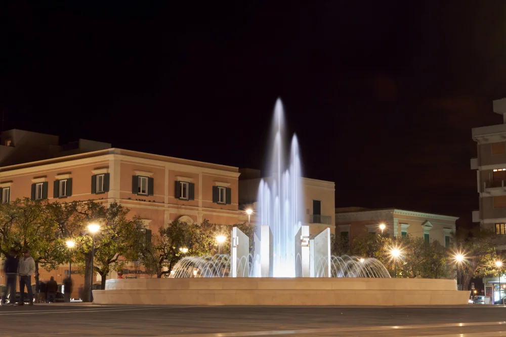 Piazza Giuseppe Garibaldi de Monopoli la nuit, terrasses et animation nocturne, centro storico