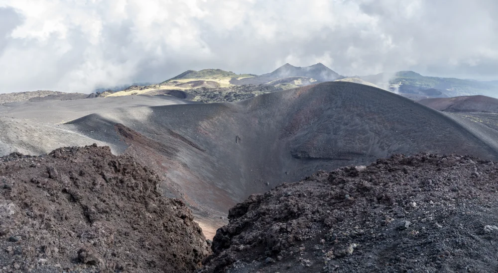 Cratère secondaire fumant de l'Etna avec dépôts de soufre, cratères sommitaux actifs, Sicile