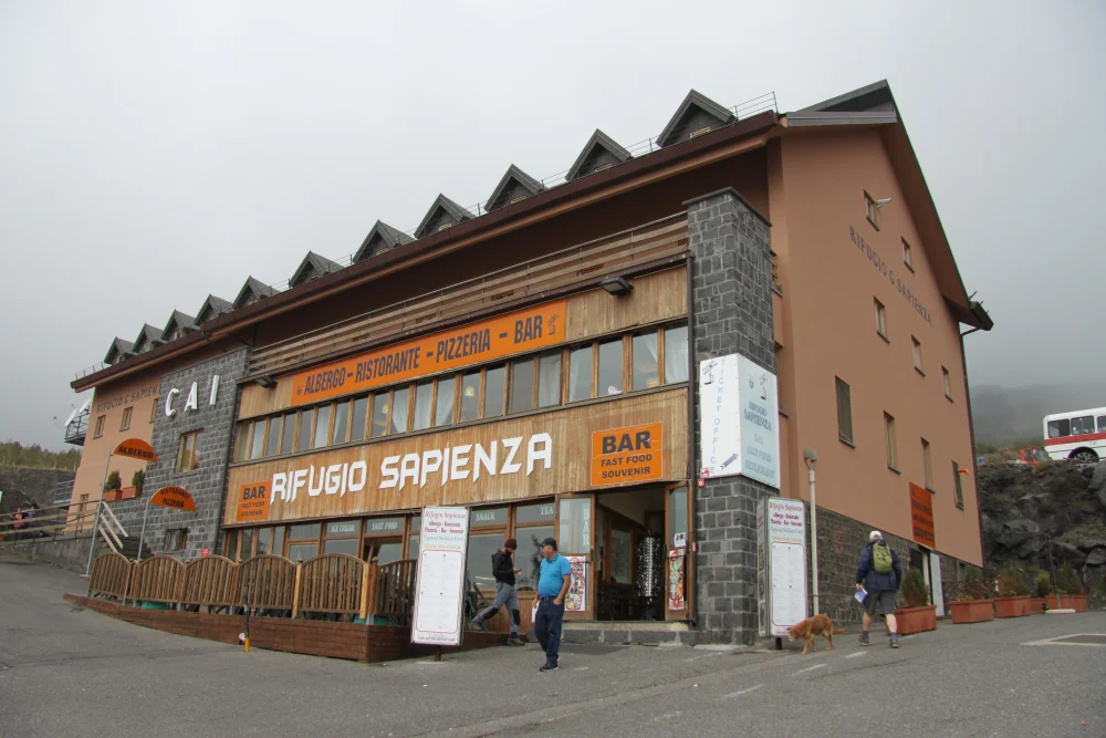Téléphérique de l'Etna au départ du Rifugio Sapienza, versant Sud, Sicile, illustrant l'article sur l'Etna sans guide