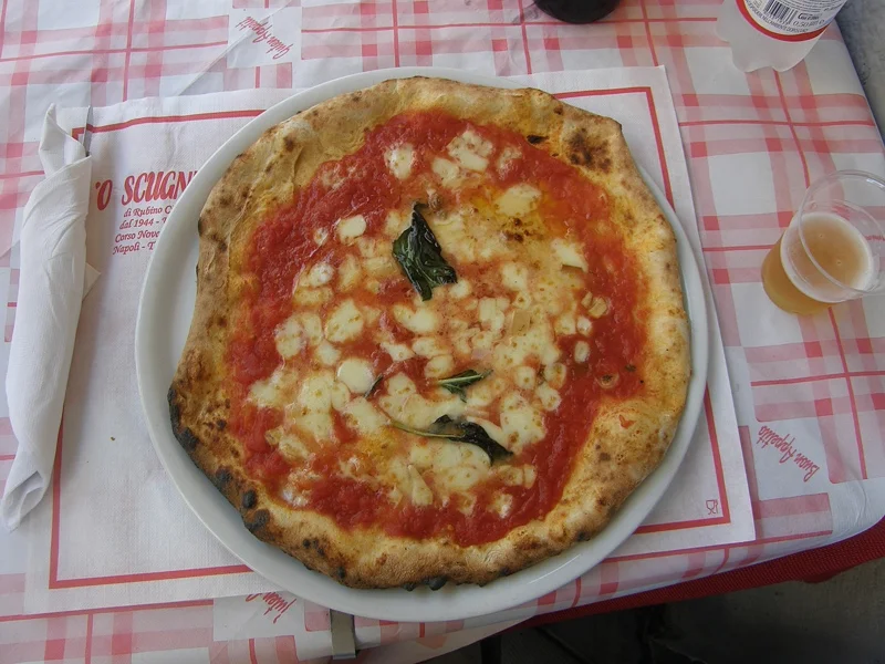 Pizza margherita napolitaine au four à bois, Naples, Campanie