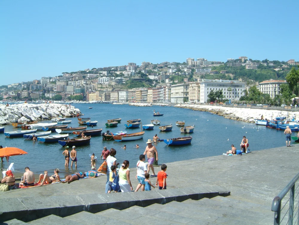 Lungomare et port de Naples vus depuis les hauteurs de Posillipo, Campanie, Italie