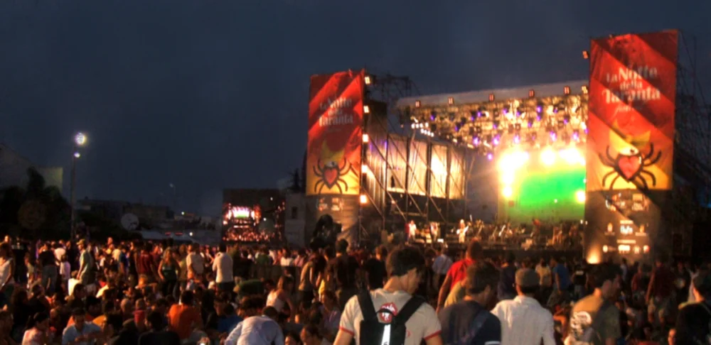 Scène du Concertone de la Notte della Taranta à Melpignano, Pouilles, Italie