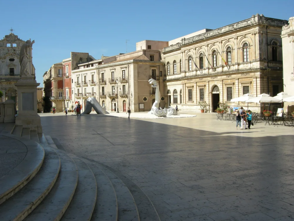 Piazza del Duomo d'Ortigia, sol en calcaire blanc poli et façades baroques éclairées, Syracuse, Sicile