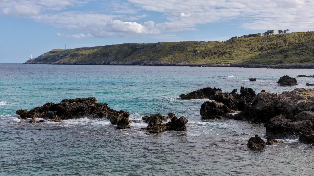 Côte d'Otranto sous vent d'été, falaises calcaires et mer adriatique, Pouilles, la zone idéale des Méduses dans les Pouilles