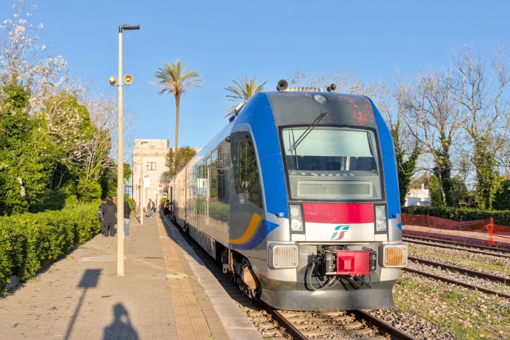 Gare des Ferrovie del Sud Est dans le Salento, Pouilles, Italie
