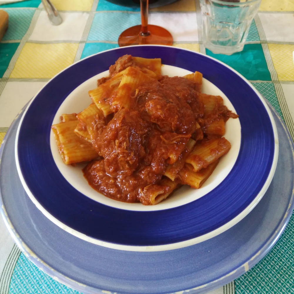 Paccheri rigati au ragù napoletano, pâtes napolitaines au bœuf mijoté, Naples en octobre