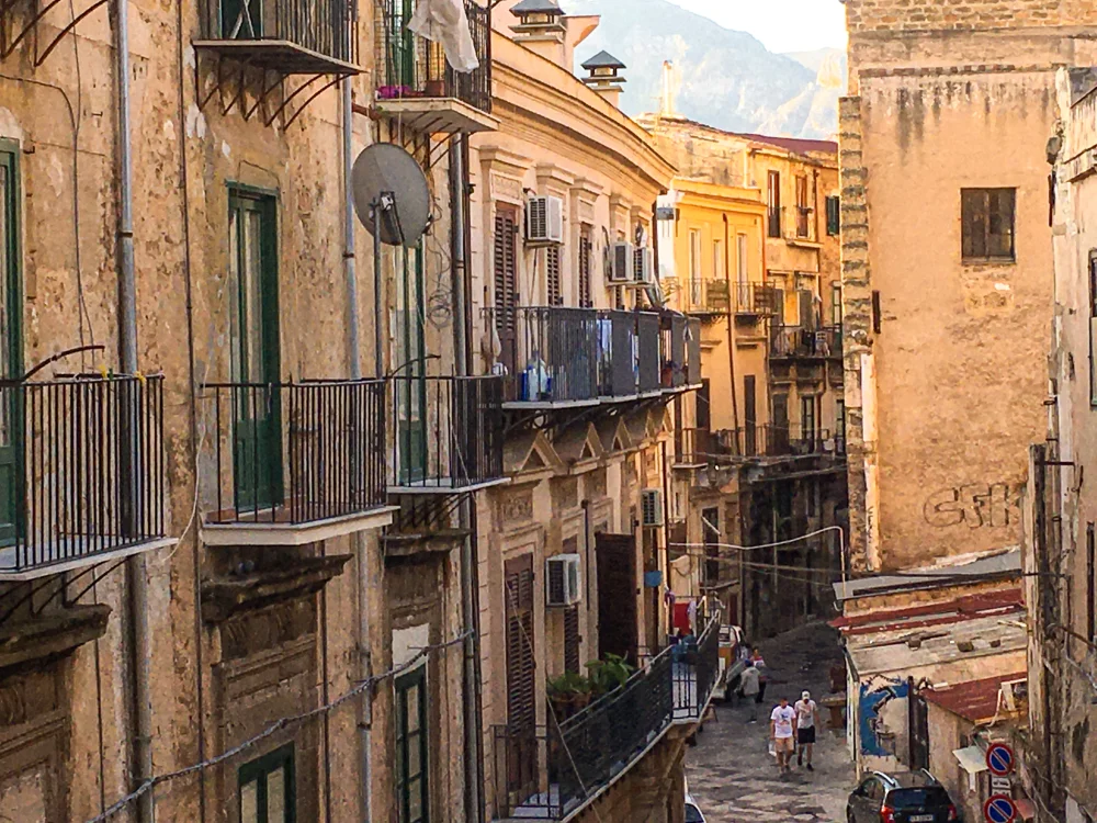 Façade d'immeuble ancien dans le vieux Palerme, Sicile, pierres baroques et balcons en fer forgé