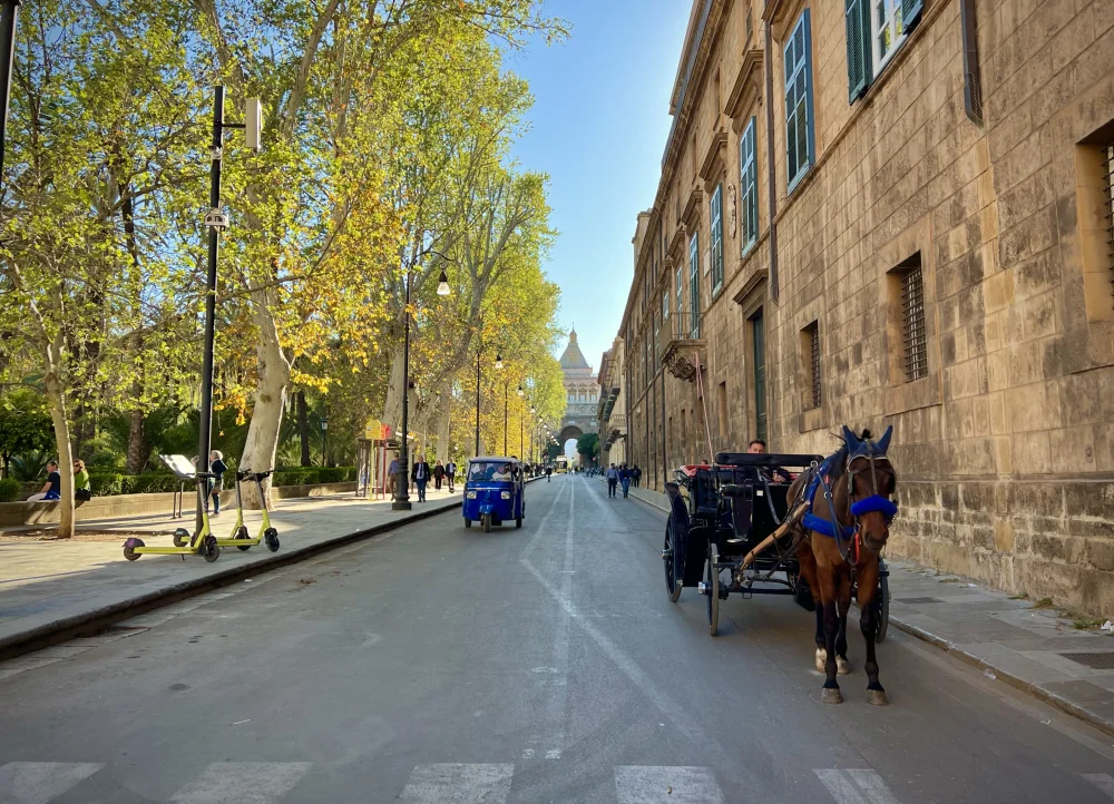 Ruelle déserte de Palerme en plein après-midi, ombres dures sur les pavés, chaleur estivale, Sicile