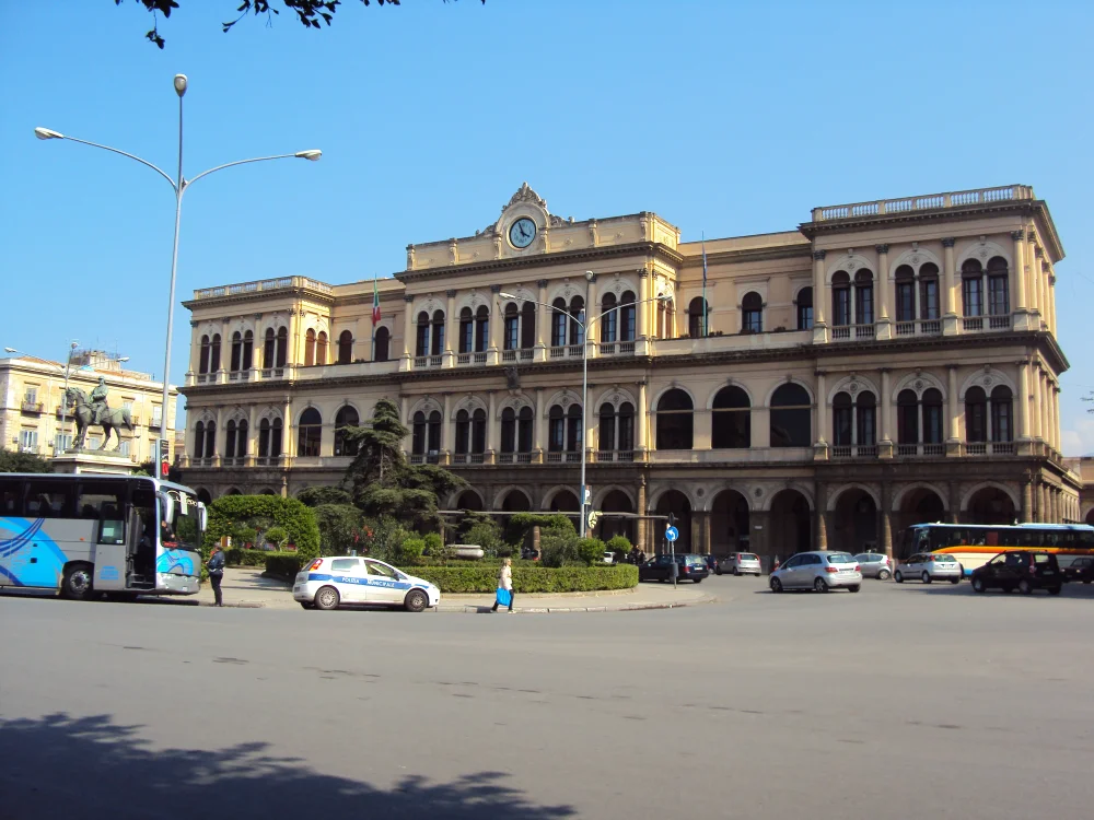 Façade de la Stazione Centrale de Palerme, point de départ idéal pour rejoindre le Festino à pied