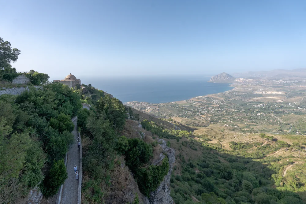 Visiter Erice, c'est avoir cette vue panoramique sur les marais salants de Trapani et l'archipel des îles Égades depuis les remparts d'Erice, Sicile
