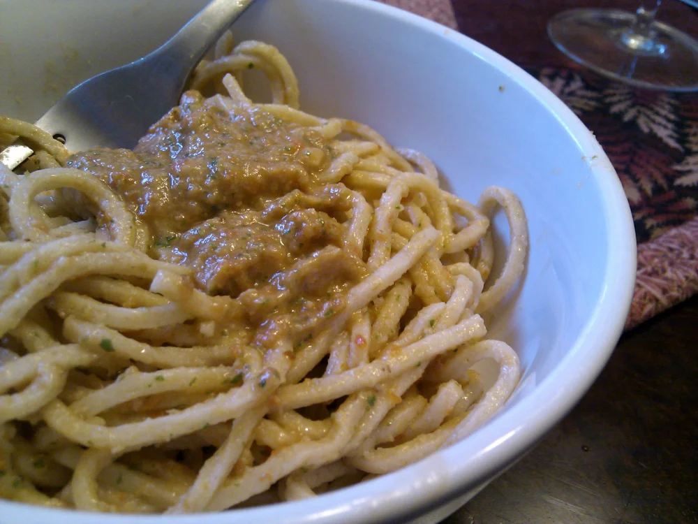 Assiette de busiate al pesto trapanese, pâtes fraîches enroulées en spirale avec tomates, amandes pilées et pecorino, Sicile
