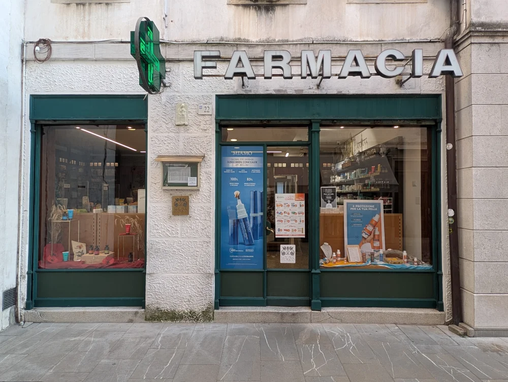 Enseigne verte d'une pharmacie italienne, croix lumineuse