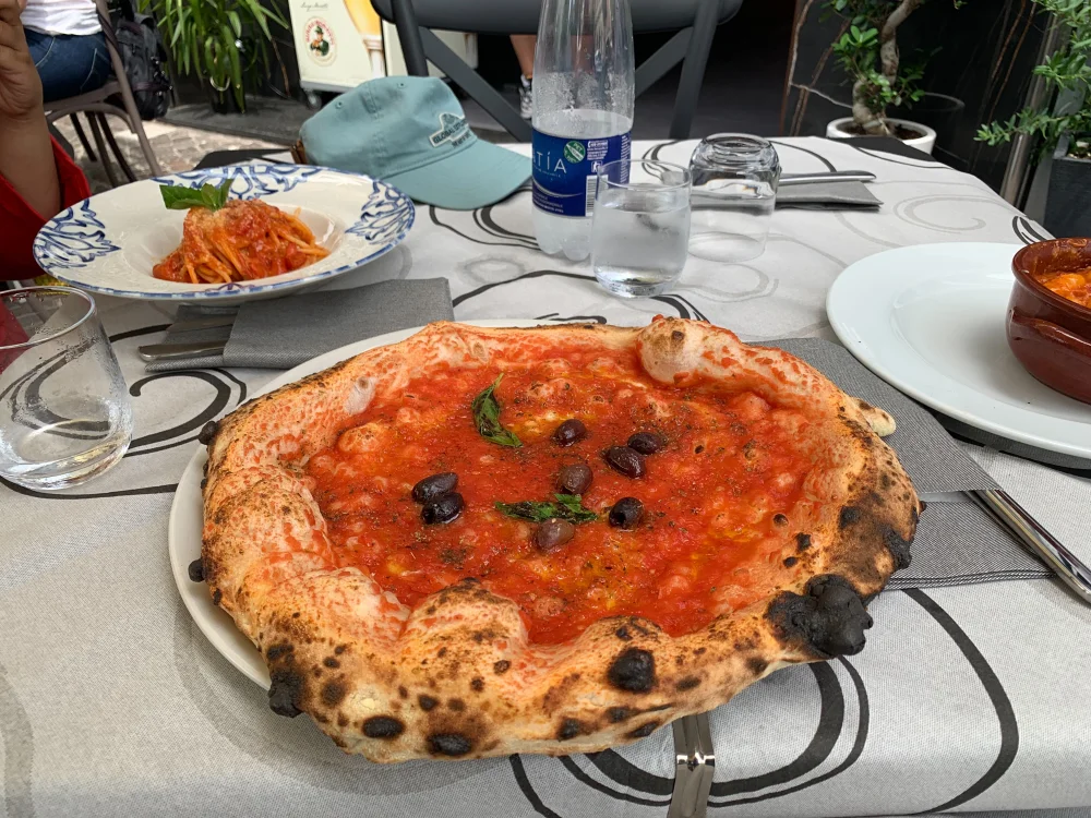 Pizza napolitaine margherita, Naples, Campanie, Italie