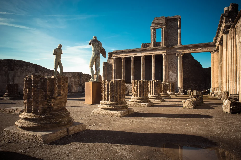 Ruines de Pompéi tôt le matin, via de l'Abondance, Campanie, Italie