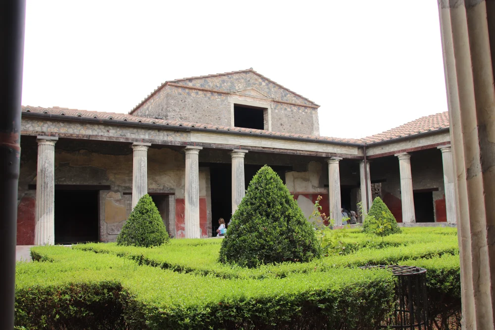 Ruines de Pompéi, colonnes et murs de l'atrium sous le soleil d'été, Campanie, Italie