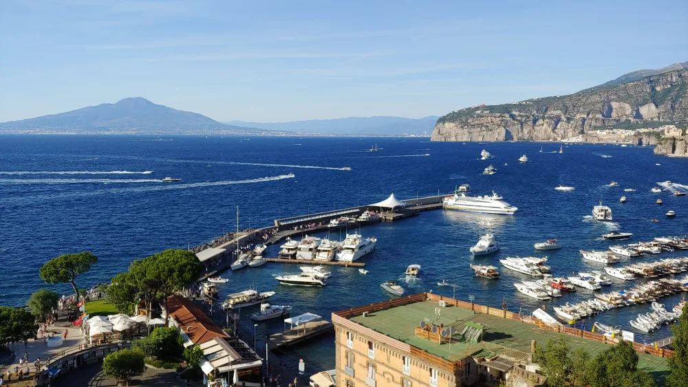 Vue sur le port de Sorrente, point de départ des traversées vers Capri