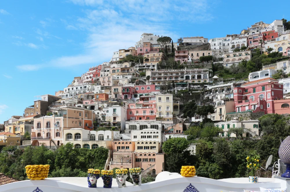 Maisons aux façades pastel de Positano empilées sur la colline, Côte Amalfitaine
