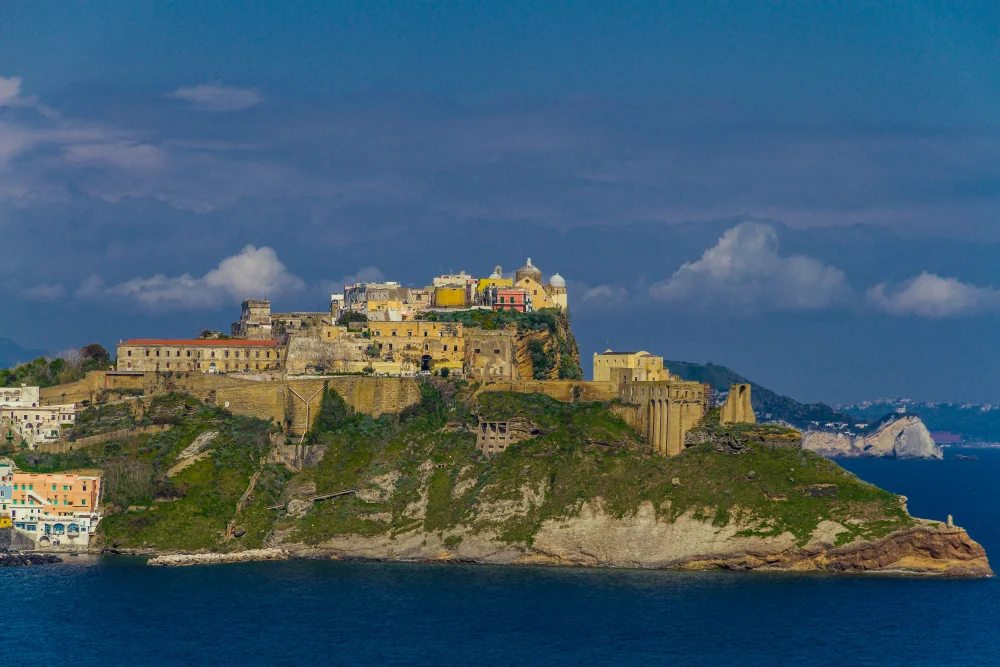 Village fortifié de Terra Murata dominant le port de Corricella, Procida