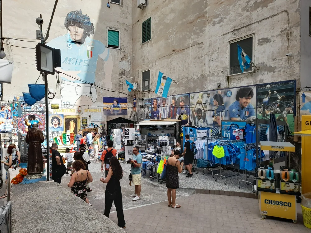 Ruelle des Quartieri Spagnoli à Naples sous le soleil de naples en août, Campanie, Italie