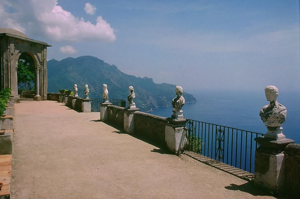 Bustes en marbre alignés sur la Terrazza dell'Infinito à la Villa Cimbrone, Ravello