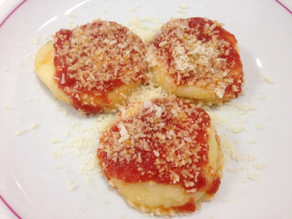 Assiette de ravioli capresi aux herbes fraîches et sauce tomate, spécialité gastronomique de l'île de Capri