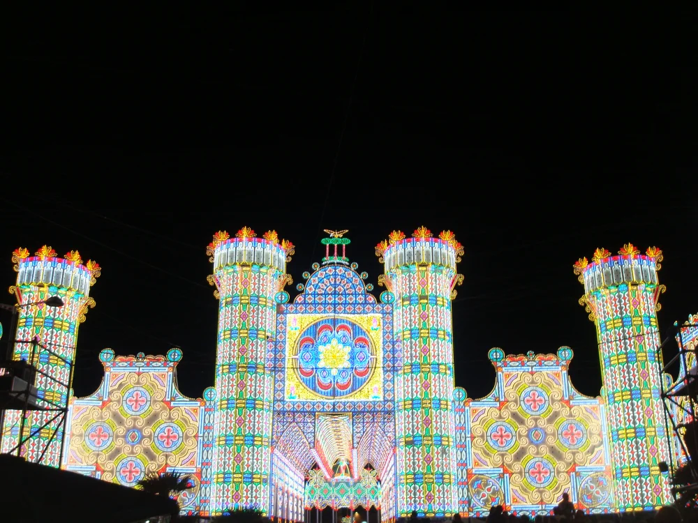 Luminarie illuminant une place de village lors d'une fête traditionnelle du Salento, Pouilles