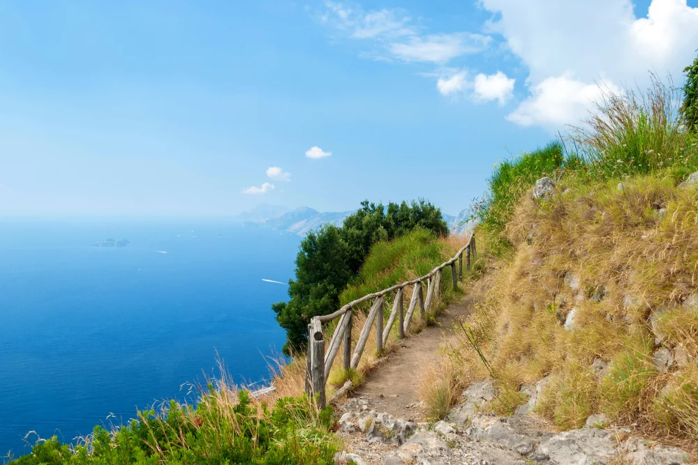 Sentiero degli Dei, randonnée au-dessus de la mer avec vue sur Capri, côte amalfitaine en septembre